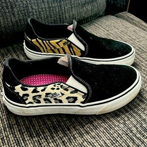 Vans Asher Deluxe animal print slip ons EUC! Womens size 7 or 5Y